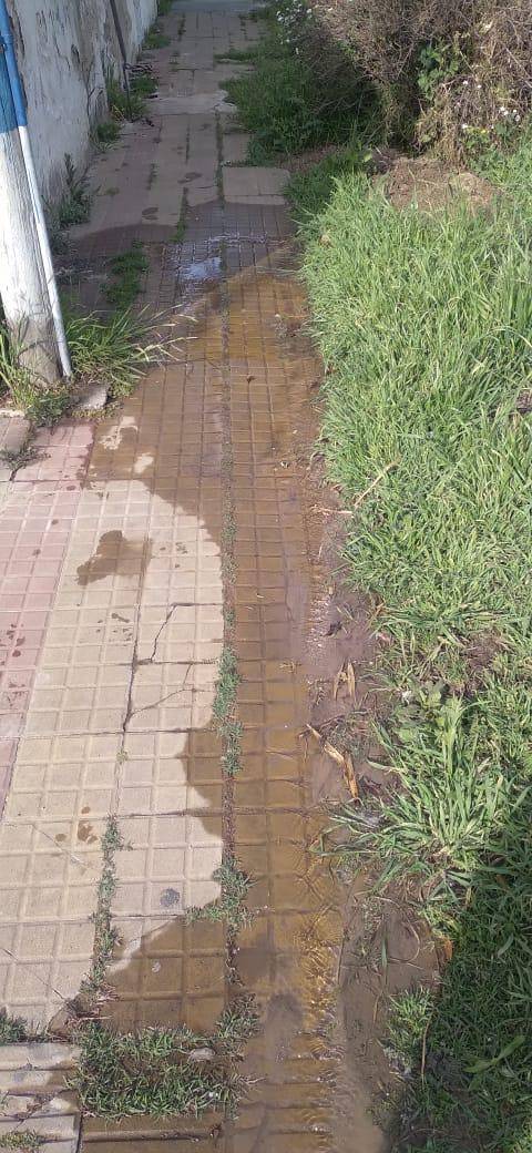 Pérdidas de agua en las veredas y sin servicio en las viviendas de 120 y 74