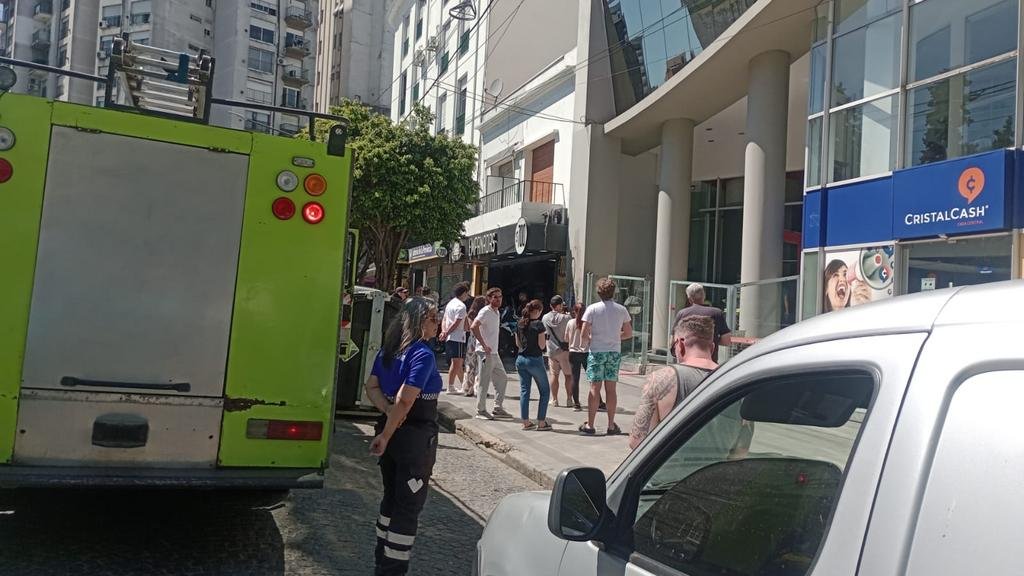 Tensión y evacuados en un edificio de Plaza Italia por un principio de incendio