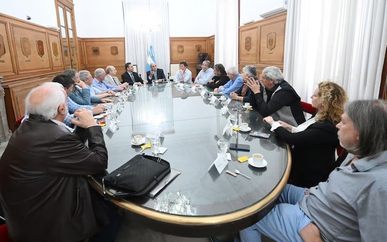 El Gobierno acordó con la CGT la revisación de la reforma laboral y la creación de una "mesa tripartita"