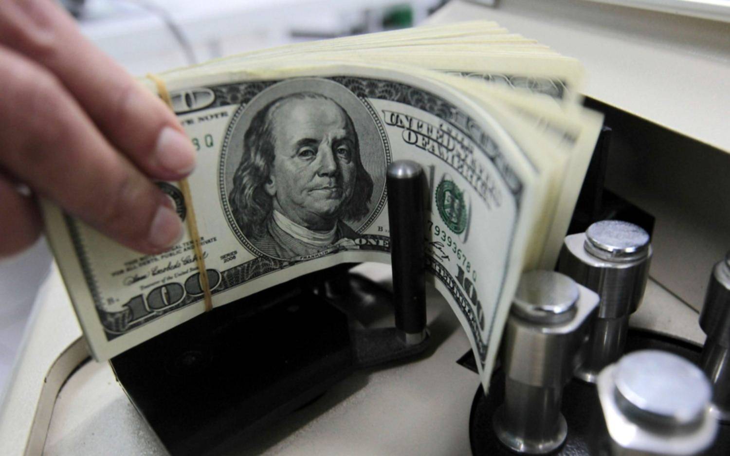 El dólar no para de subir y roza el techo de la banda de flotación