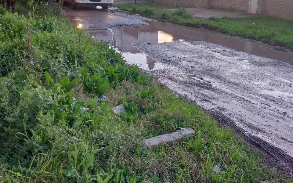 Una zona de Barrio Aeropuerto rodeada de pozos