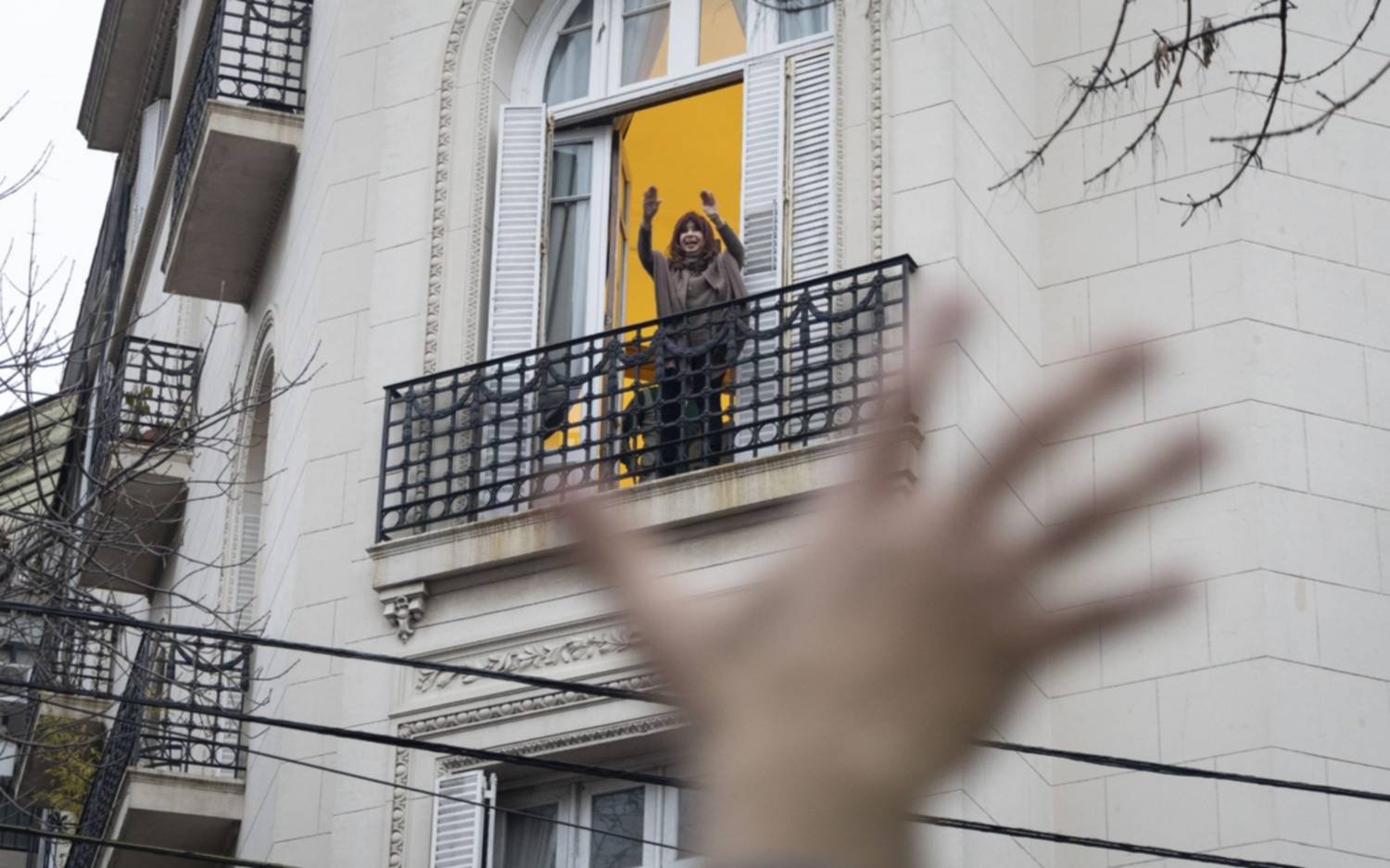 Cristina Kirchner salió al balcón a saludar a la militancia, a tres años del intento de magnicidio