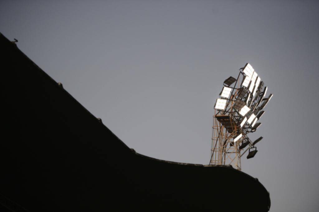 Casi se suspende por una falla en el tablero de luces
