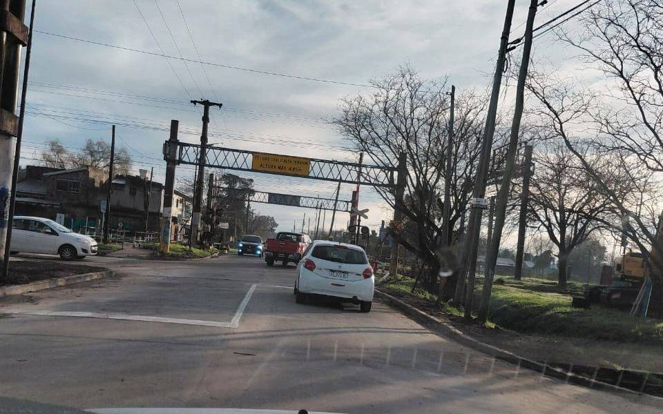 Ahora sí: habilitaron la obra que desemboca en el paso a nivel de Villa Elisa y que era un caos de tránsito