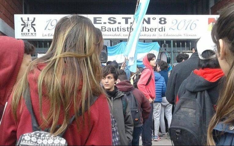 El drama de medio centenar de docentes de una secundaria de La Plata que teme por su estabilidad laboral
