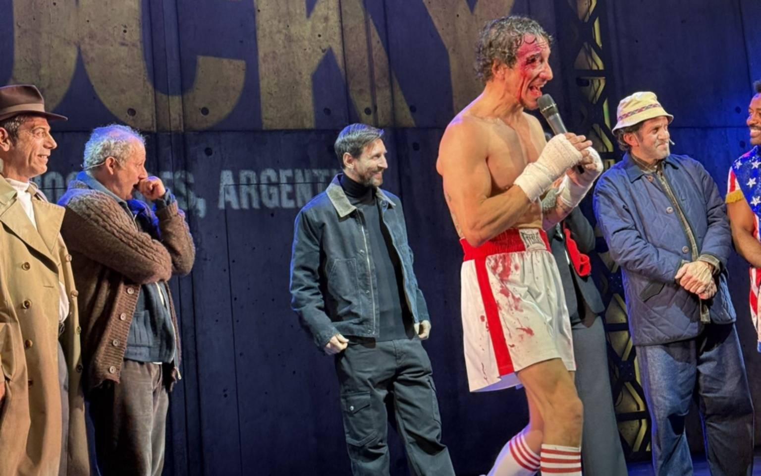 Lionel Messi apareció en calle Corrientes: fue al teatro y lo hicieron subir al escenario en la obra "Rocky" de Nico Vazquez