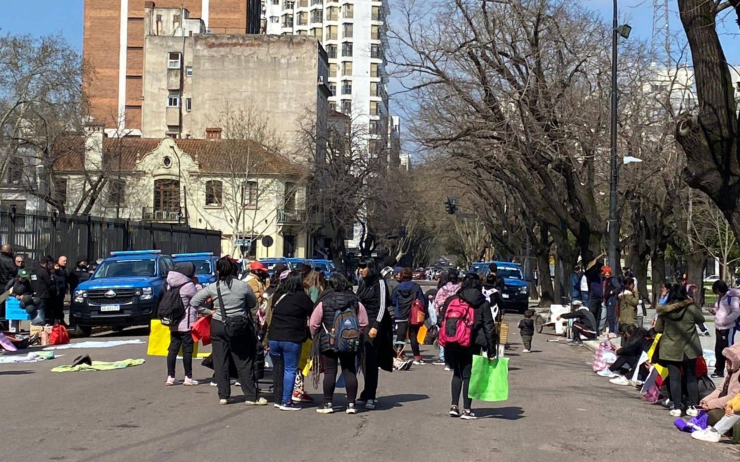 Protesta de manteros frente a Gobernación complica el tránsito en el centro de La Plata