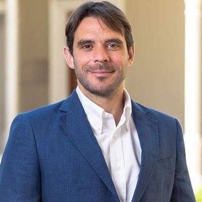 "Por un escenario de tres tercios”