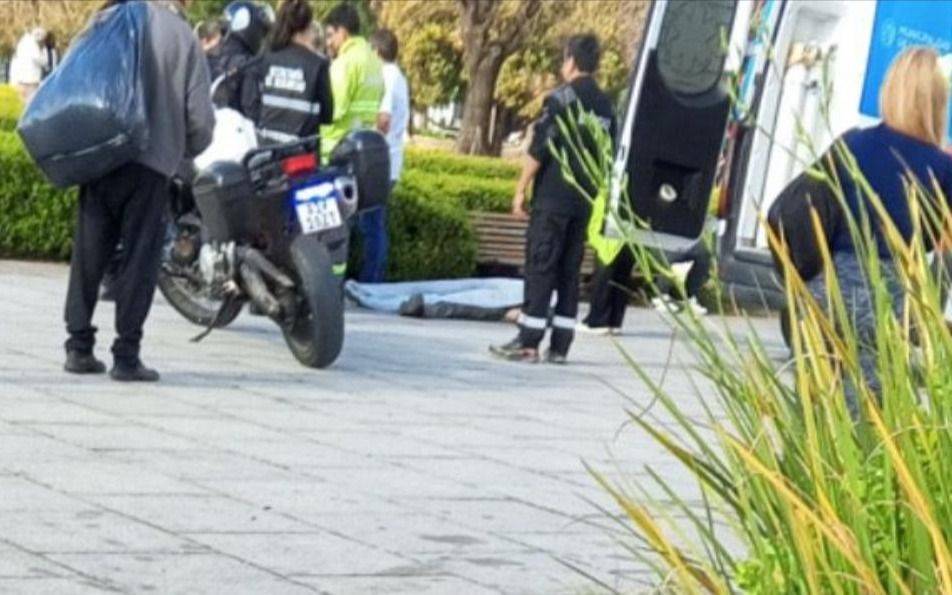 Conmoción en Plaza Moreno: murió un hombre a metros de la piedra fundacional