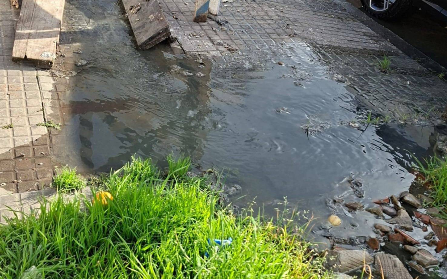 Un río en el barrio El Mondongo cruza diagonal 73
