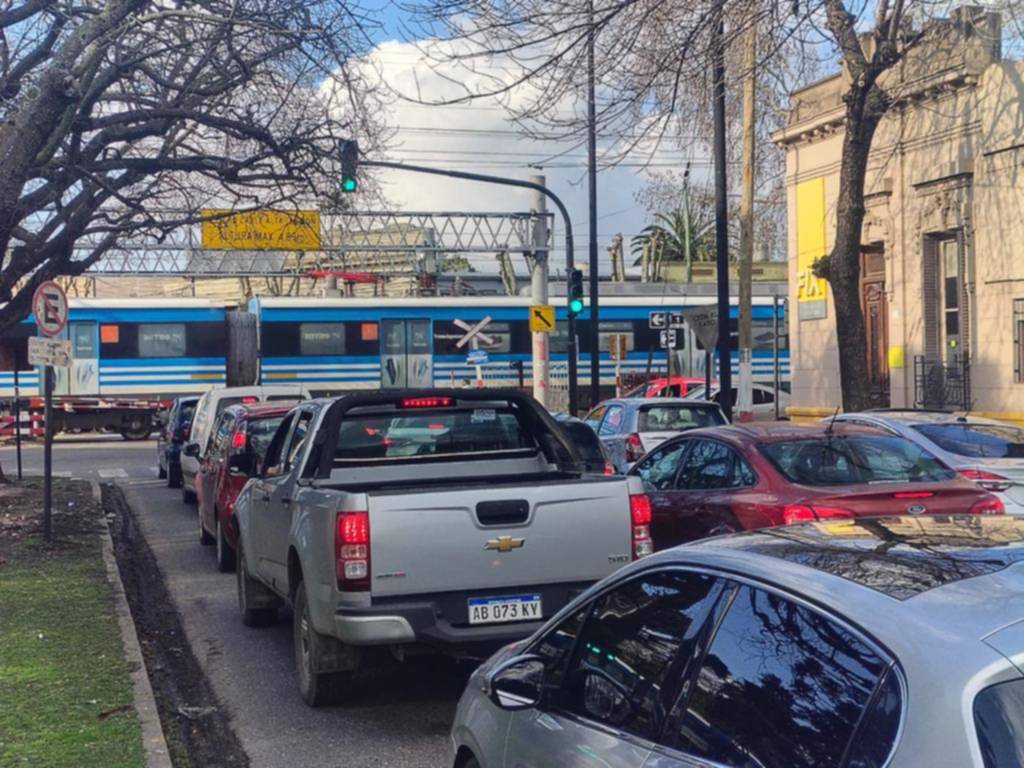 Embotellamientos en plazas, aún con los semáforos para evitarlos