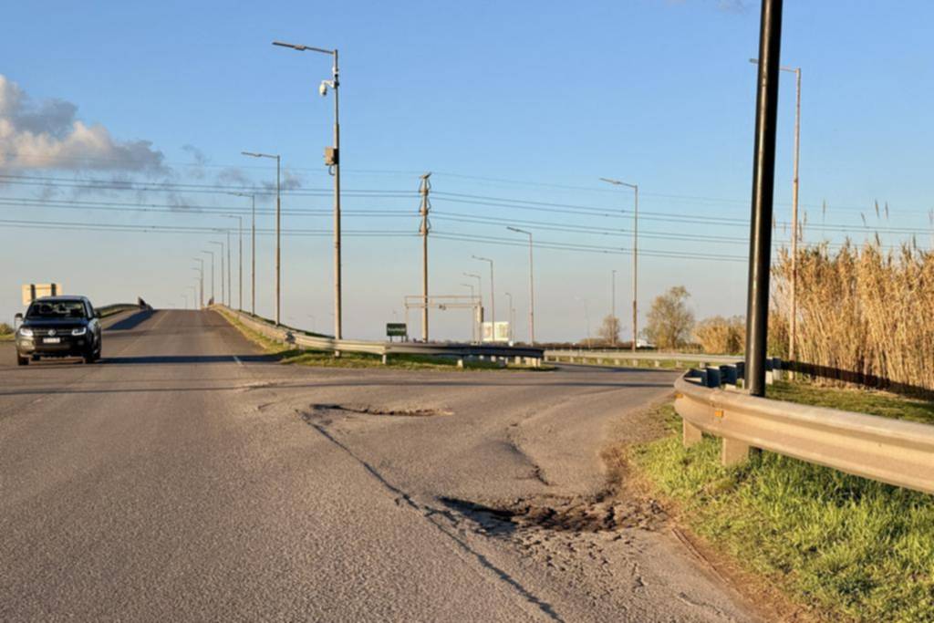 Quejas por los pozos que hay en la subida de la autopista en Villa Elisa