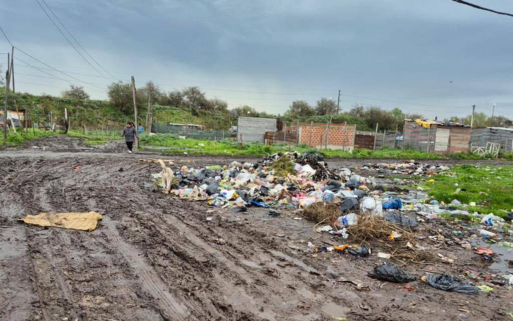 Calles intransitables y basurales crónicos en Altos de San Lorenzo