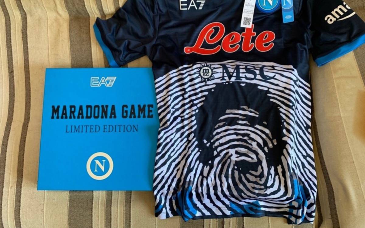 Giorgio Armani, Maradona y un homenaje único: de su final en Gimnasia a ser la huella del Nápoli