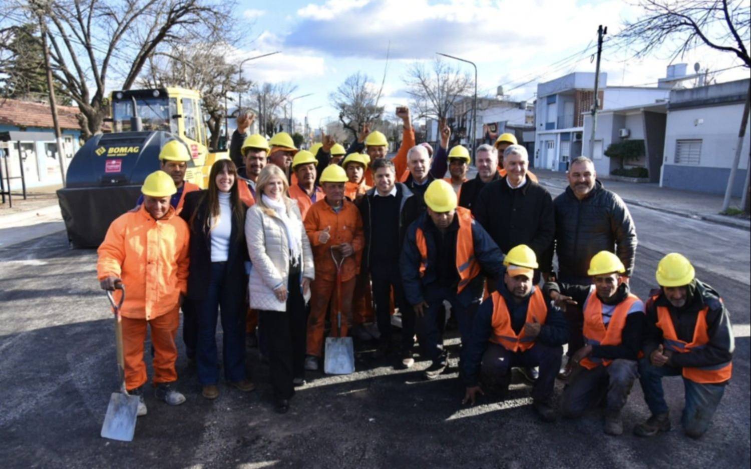 Axel Kicillof y Julio Alak recorrieron Los Hornos en la última jornada de campaña