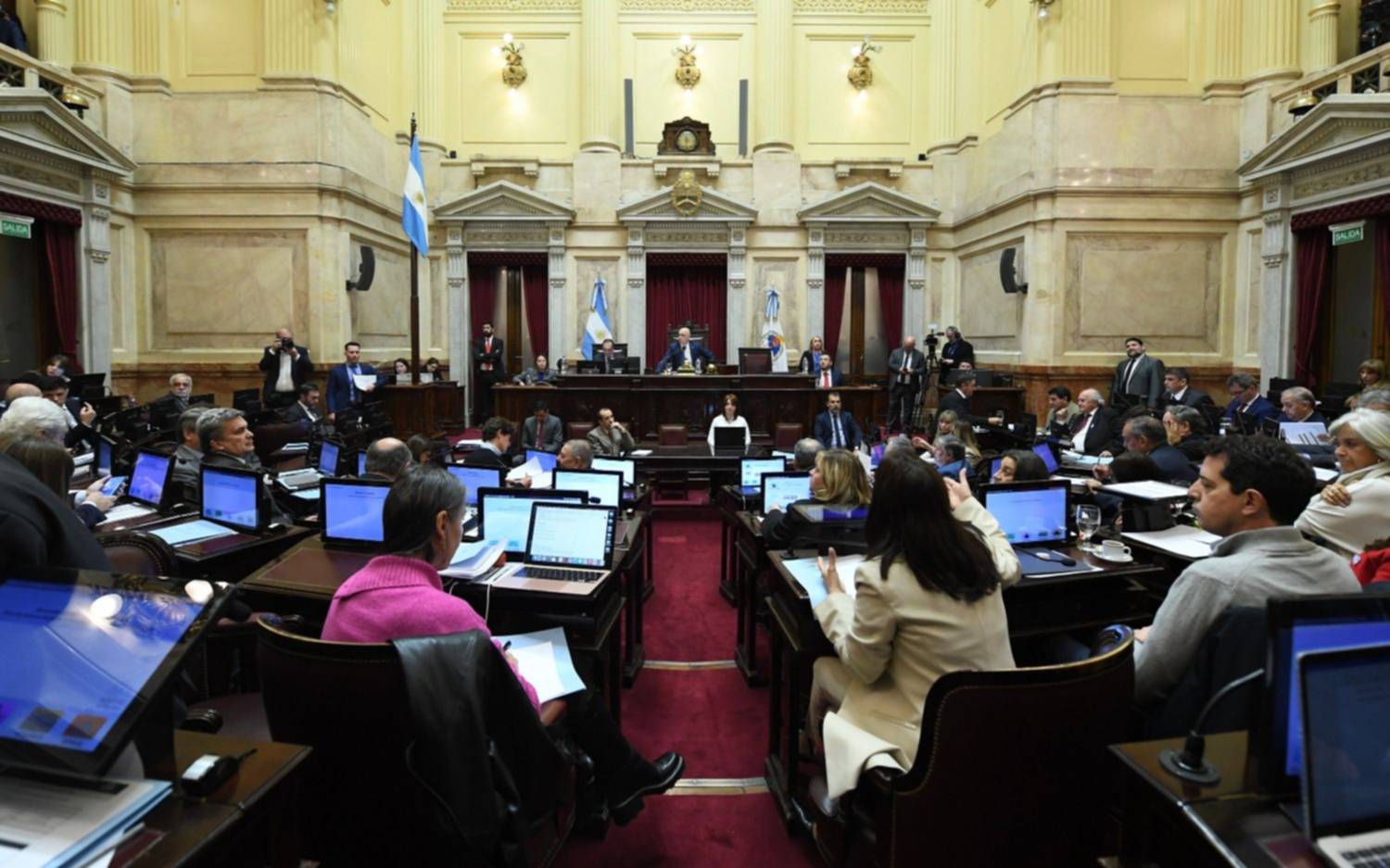 Senado aprobó el proyecto que pone límites al uso de los DNU de Javier Milei