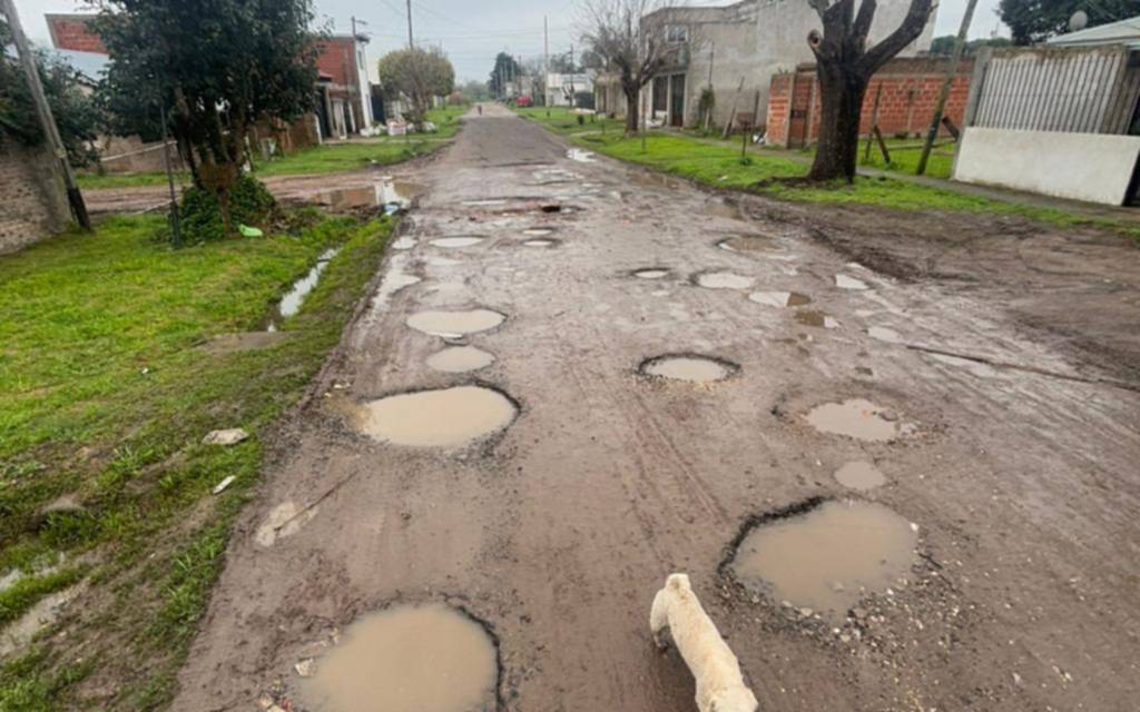 Reclamo por una calle poceada con la que ya no pueden los vecinos