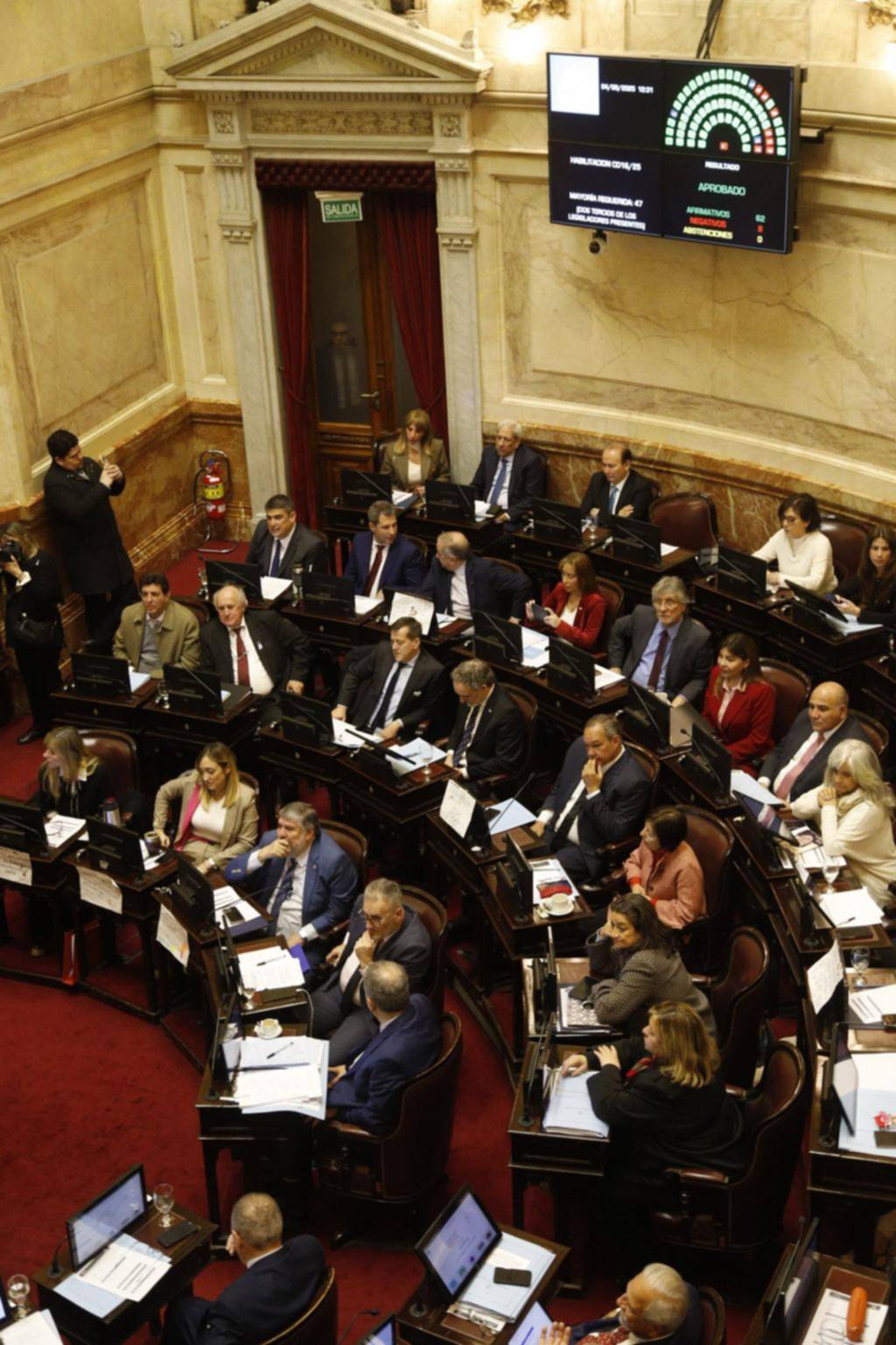 Otro revés: media sanción al proyecto que pone límites al uso de los DNU