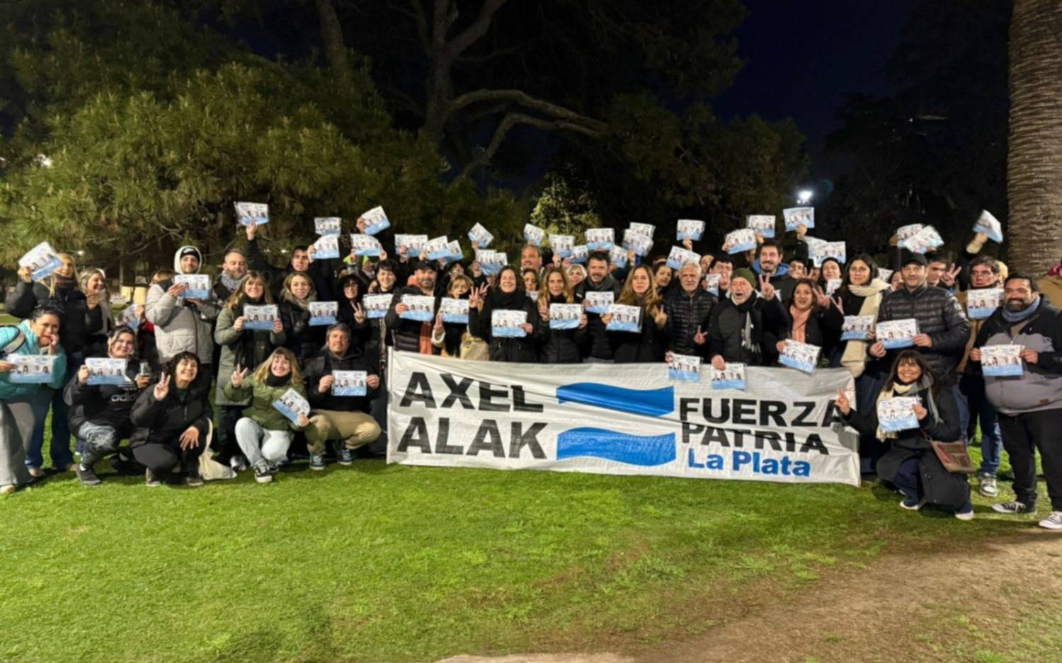 Fuerza Patria cerró la campaña distribuyendo la boleta del equipo de Alak en cada vivienda de La Plata
