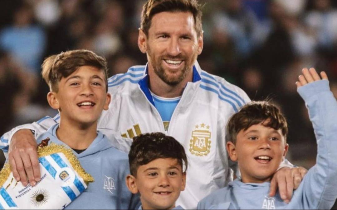 En su último partido en Argentina: tierna complicidad de Messi y sus hijos antes de entrar a la cancha