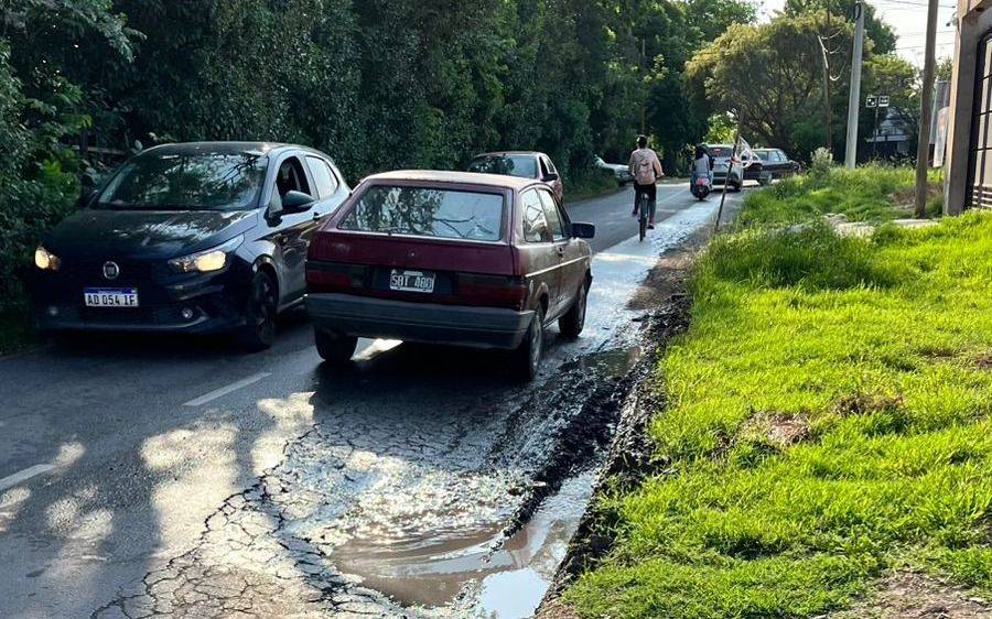 Alertan por el colapso de una calle "súper transitada" de City Bell: "Puede haber una tragedia" 