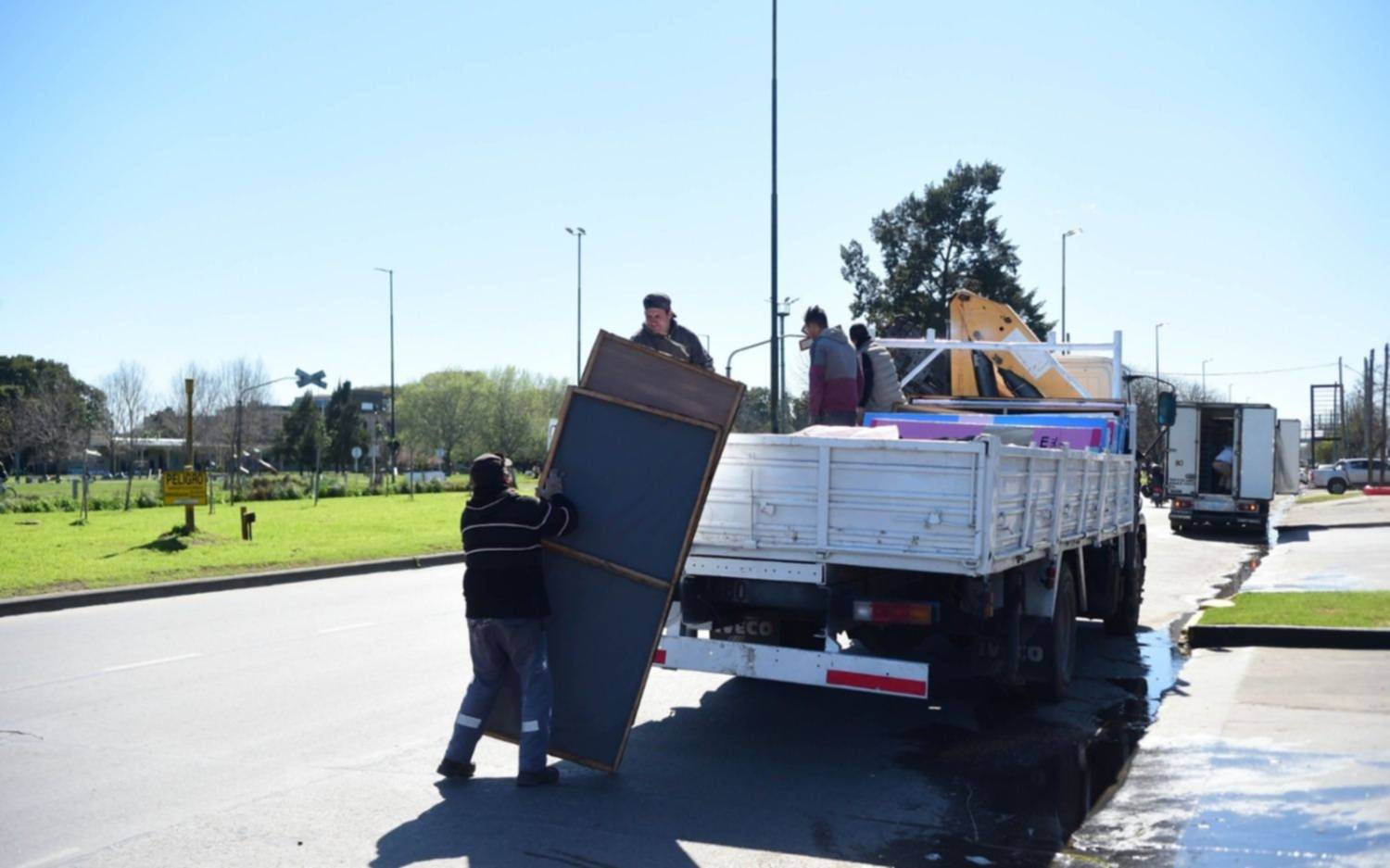 Operativo "limpieza electoral" en las calles de La Plata: por la veda, retiran carteles de candidatos