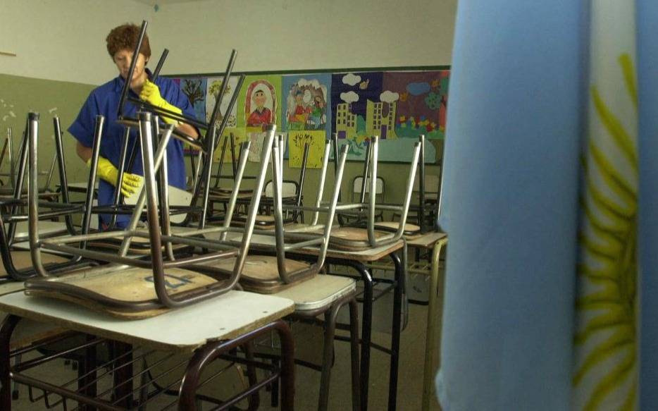 Sonríen los auxiliares de escuelas en La Plata y la Provincia: les pagarán un plus para garantizar la limpieza tras las elecciones