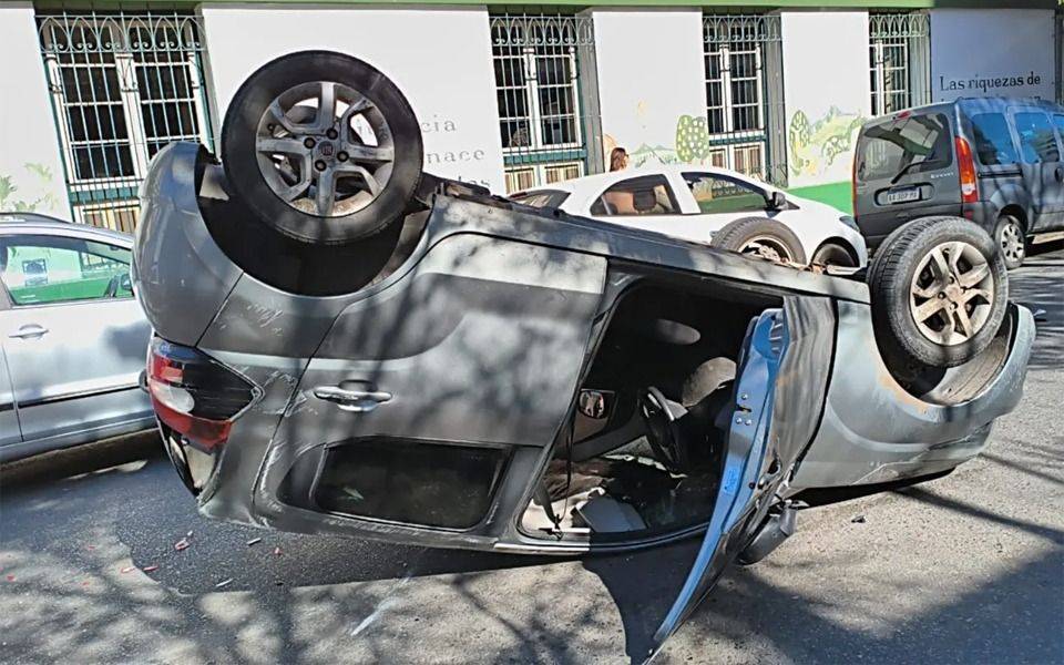 Choque y vuelco en pleno centro de La Plata