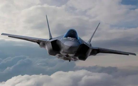 Máxima tensión: ahora Estados Unidos manda aviones cazas a Puerto Rico