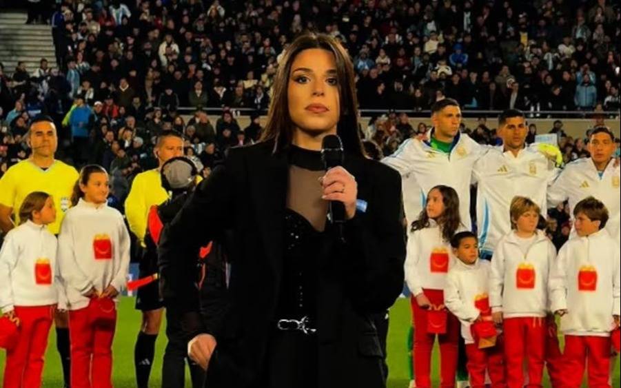 Euge Quevedo se hartó de las críticas por cómo cantó el Himno y salió con todo a responder