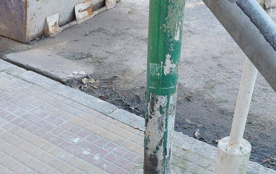 Postes caídos en la vereda de 16 y 64 por la tormenta de Santa Rosa