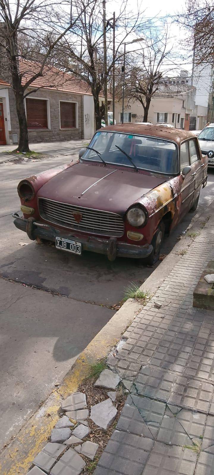 En 14 y 42 hay un auto en estado de abandono, según una queja vecinal