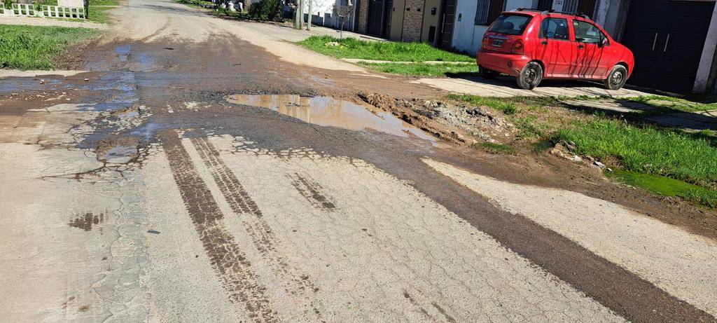 Vale todo: los vehículos esquivan un pozo en 65, 146 y 147, subiendo a la vereda