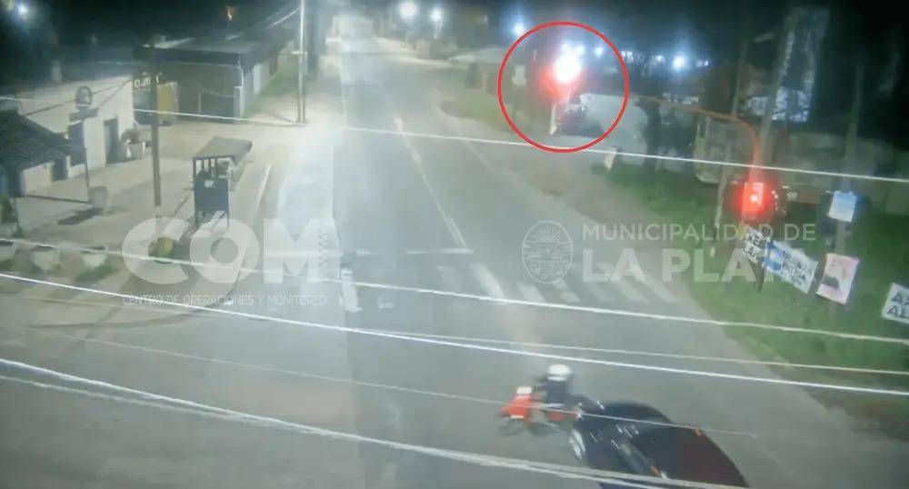 Cruzó en rojo, chocó una moto y se escapó