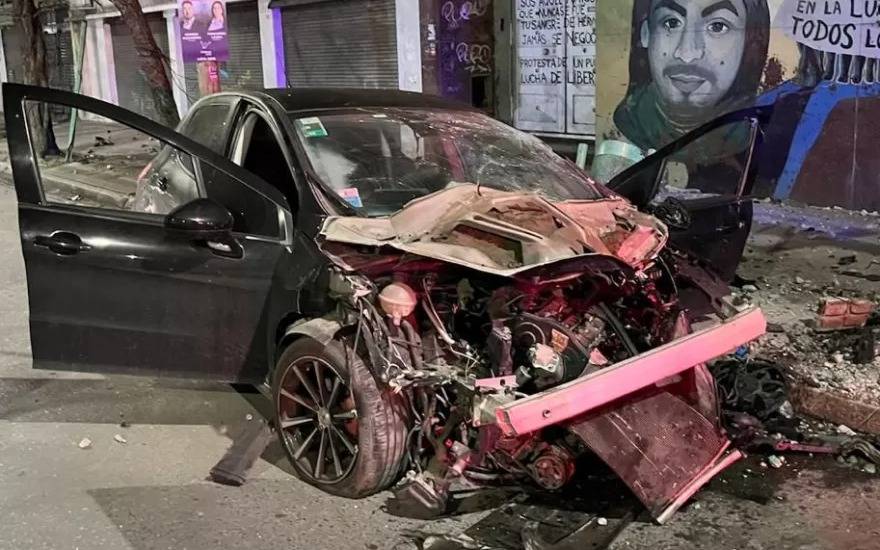 Choque y milagro en Berisso: una joven estrelló su auto contra un poste de luz