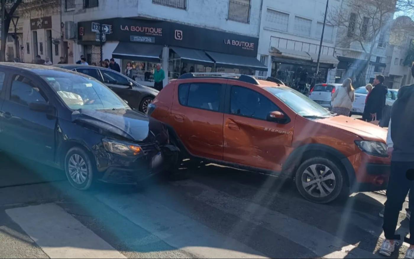 Conmoción en pleno centro de La Plata: dos autos y una mujer fue trasladada por el SAME