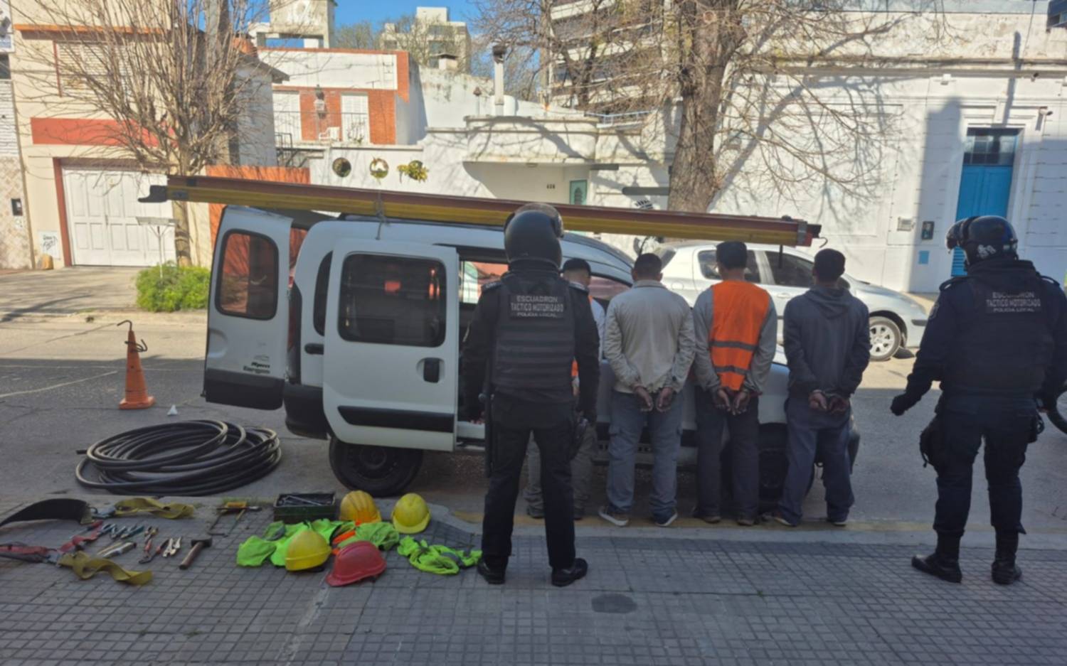 En un fuerte operativo, cayó en La Plata una banda de "falsos operarios" con rollos de cables y herramientas