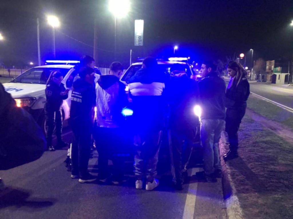 En patota, ocho ladrones atacaron a un adolescente