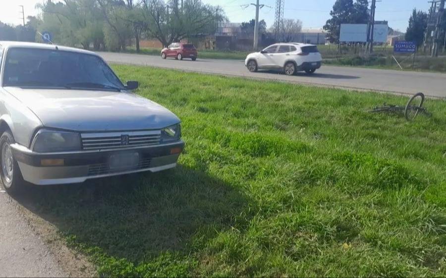 Un ciclista pelea por su vida tras ser embestido por un auto en la Ruta 2