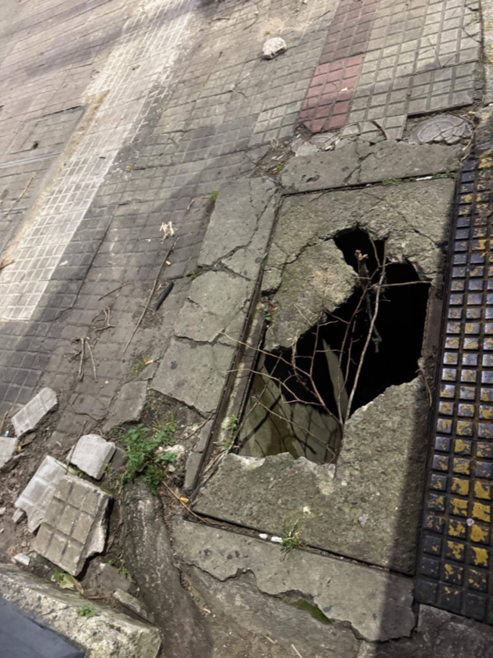 Pozo de 1 metro de profundidad en la vereda de 7 entre 39 y 40