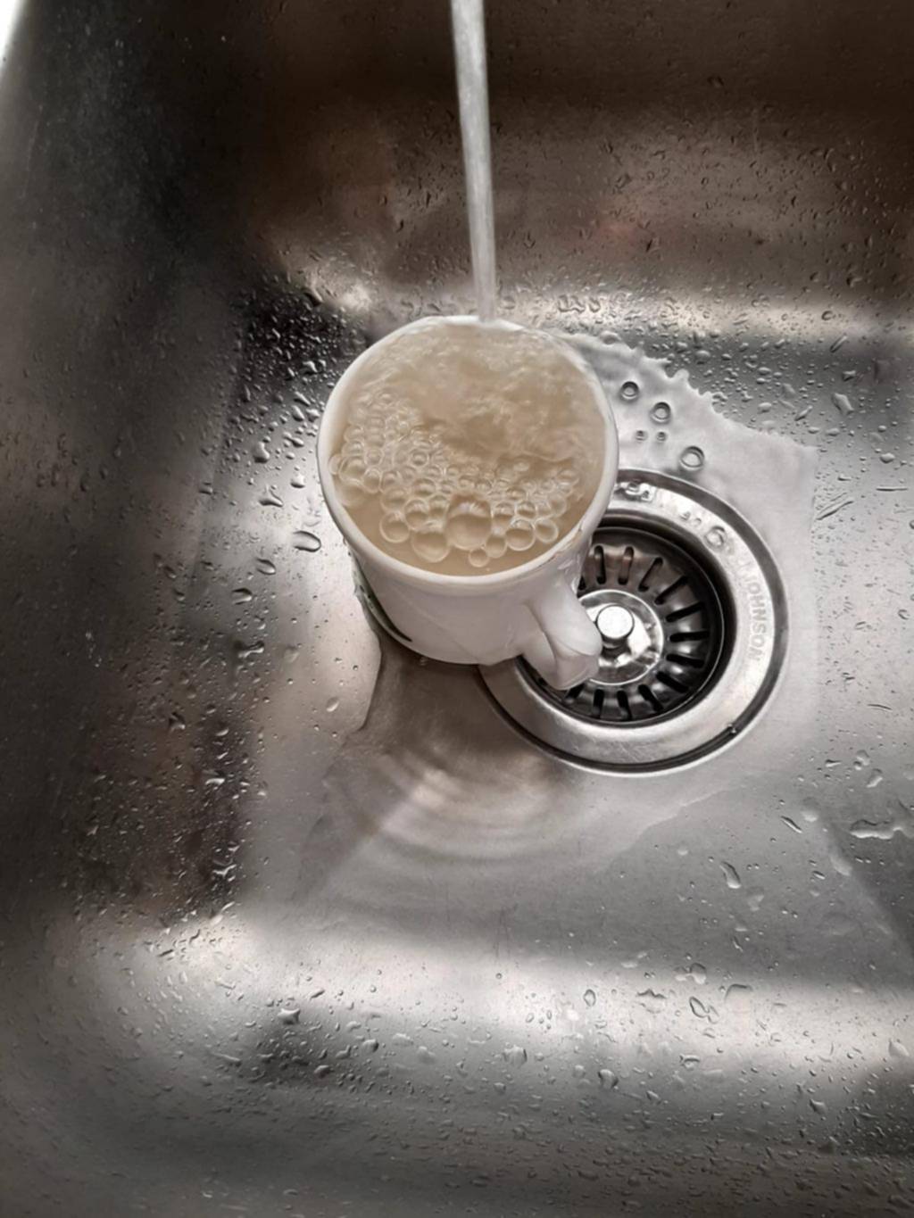 Agua de color en la calle 16, según la denuncia de una vecina