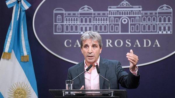Caen los depósitos en dólares y van al colchón