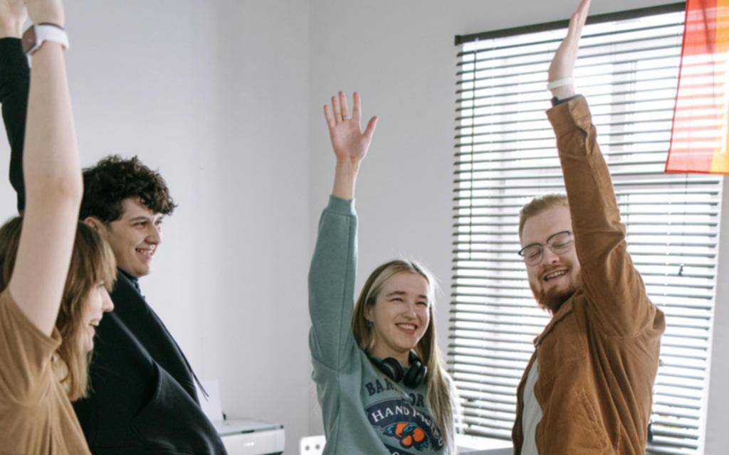Amigos en el trabajo y el dilema de separar “lo personal de lo laboral”