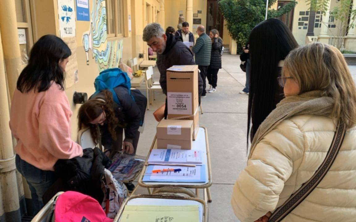 VIDEO.- Así arrancó la votación en La Plata: mesas sin armar y escuelas cerradas por falta de autoridades