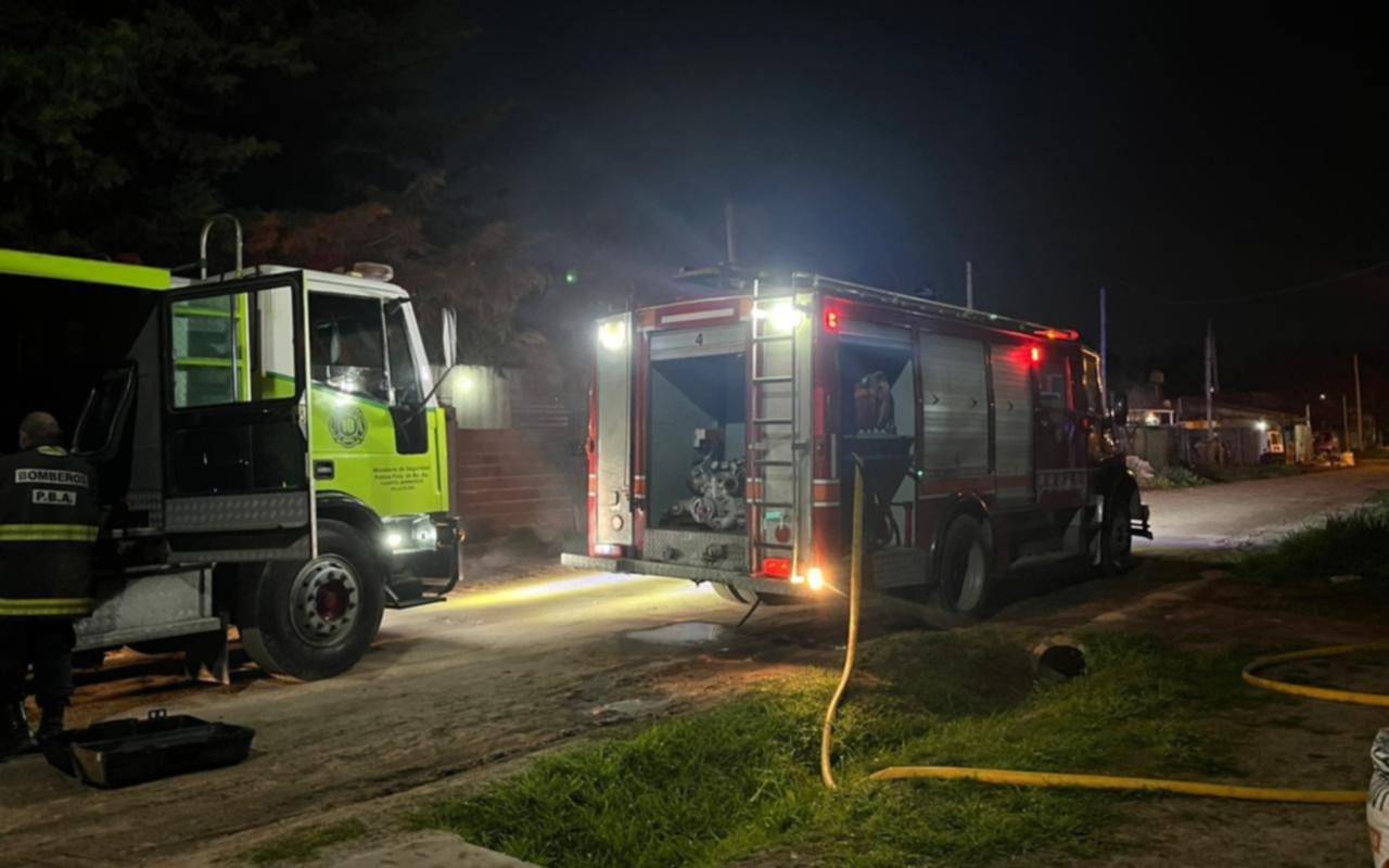 Un voraz incendio de madrugada en La Plata destruyó un galpón con un auto adentro