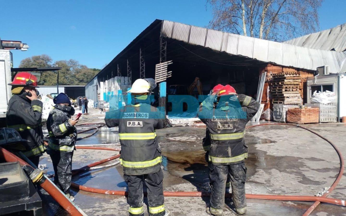 Impactante incendio en un corralón de La Plata: un sereno fue asistido por inhalación de humo