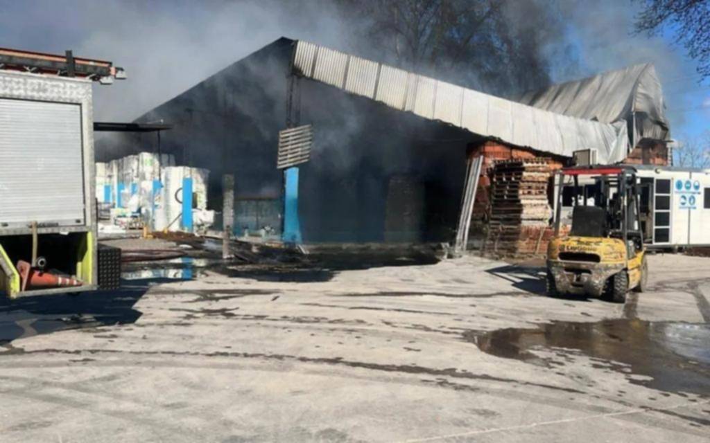 Fuego descontrolado, pánico y un galpón arrasado
