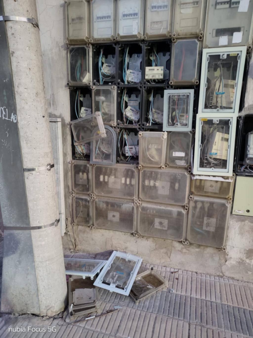 Medidores de luz con cables expuestos en diagonal 75 entre 54 y 55