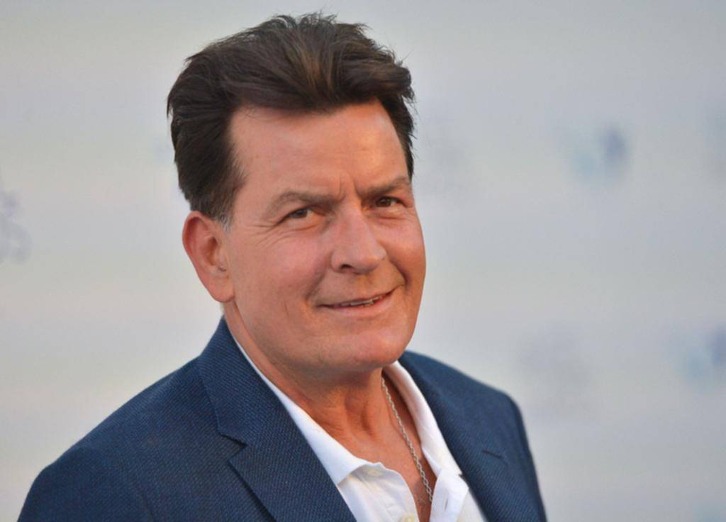 Charlie Sheen contó cómo empezó a tener sexo con hombres