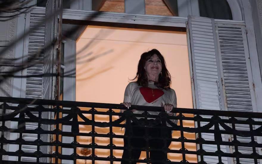 Mensaje en redes, audio y baile de Cristina en el balcón